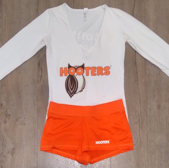 Hooters Tops - DISCOUNTED Hooters long sleeve uniform set XS/S!!!